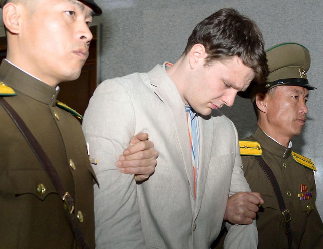 Sinh viên Mỹ được Triều Tiên phóng thích "đang trong tình trạng hôn mê" - 1 Otto Warmbier (giữa) bị bắt giữ tại Triều Tiên (Ảnh: Newsweek)