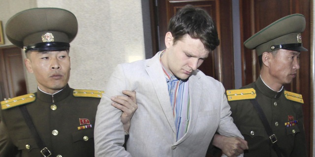 Mỹ loay hoay xử lý vấn đề Triều Tiên sau cái chết của sinh viên Warmbier? - 1
Sinh viên Otto Warmbier trong phiên xét xử tại Triều Tiên hồi năm ngoái (Ảnh: AP)