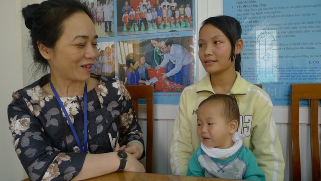 Bé Lý Triệu Hồng Sơn được xuất viện về nhà - 2 Xúc động trước sự giúp đỡ của mọi người, Hằng gửi lời cám ơn đến chị Dương Thị Minh Thu- Trưởng phòng CTXH bệnh viện Nhi TW đã giúp đỡ, đồng hành cùng mẹ con trong suốt thời gian qua.
