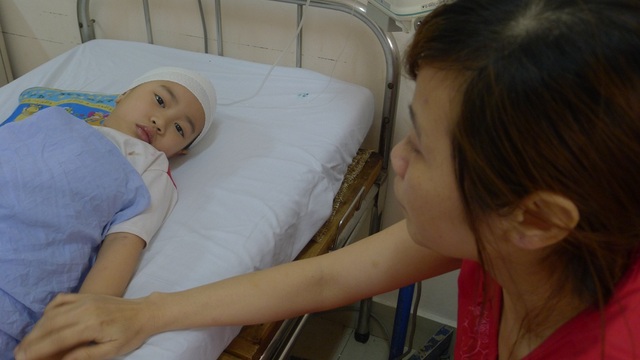Xót xa cậu bé 6 tuổi bất ngờ phát hiện u thân não - 2 Em đã trải qua ca mổ cách đây gần 1 tháng nhưng vì khố u ở vị trí thân não nên bác sĩ cho biết không thể lấy hết khối u ra.