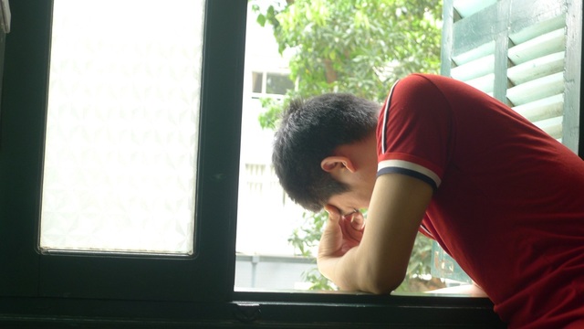 Xót xa cậu bé 6 tuổi bất ngờ phát hiện u thân não - 5 Anh Thiên (bố của Gia Bảo) đau đớn nhưng bất lực.