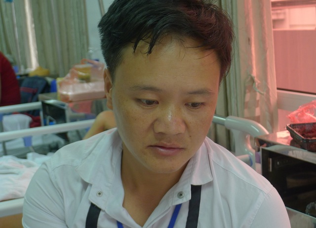 Người đàn ông dân tộc Mông nguy cơ liệt vĩnh viễn vì thiếu 70 triệu đồng - 2 Đi chăm bố, anh Dé không có cả tiền ăn nên được mọi người trong phòng cho cơm cả hai bố con.