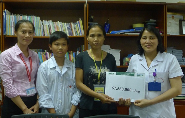 Hơn 67 triệu đồng đến với gia đình bé Trần Đình Quyết - 3 Ths.BS Nguyễn Thị Mai - Trưởng khoa Hemophilia, Viện Huyết học và Truyền máu Trung ương thay mặt trao quà bạn đọc Dân trí đến hai mẹ con chị Tú.