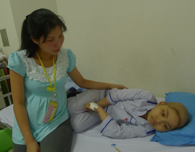 Thương bé 9 tuổi nguy kịch vì bệnh ung thư máu - 6 Không biết làm cách nào, chị chỉ cầu xin con hãy sống chờ đến ngày chị sinh em.