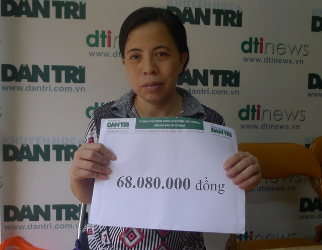 Hơn 68 triệu đồng đến với cô bé Thúy Hiền 4 năm ở viện - 3 Chị Thảo nhận số tiền bạn đọc Dân trí giúp đỡ trong tuần 3/5 tại cơ quan báo.