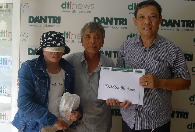 Hơn 293 triệu đồng đến với bố con chú Niềm - 3 Ông Phạm Huy Thân - Chánh VP báo điện tử Dân trí trao số tiền bạn đọc giúp đỡ tuần 3/6 đến bố con chú Niềm.