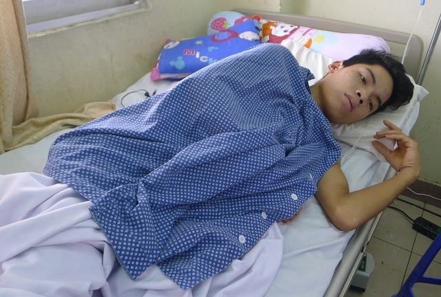 Đi làm thuê lấy tiền chữa bệnh cho mẹ, cậu bé dân tộc Dao bị tường đè dập phổi - 1 Nhẩy bị bức tường đổ đè vào người khi đang lao động.