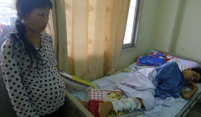 Đi làm thuê lấy tiền chữa bệnh cho mẹ, cậu bé dân tộc Dao bị tường đè dập phổi - 8 Cơ hội bình phục của Nhẩy vẫn còn nhưng em không có tiền điều trị.