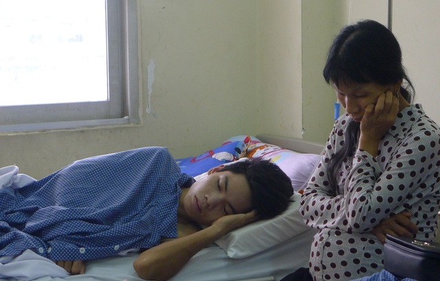 Đi làm thuê lấy tiền chữa bệnh cho mẹ, cậu bé dân tộc Dao bị tường đè dập phổi - 5 Nhây buồn vì không thể tiếp tục đi làm lấy tiền chữa bệnh cho mẹ.