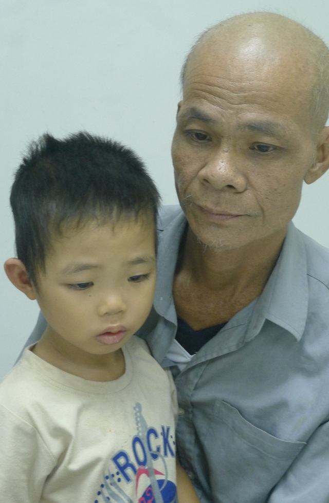 Bố ung thư phổi đi chăm con bệnh máu trong nghẹn ngào nỗi đau - 1 Bản thân bị căn bệnh ung thư phổi nhưng anh Hòa không có tiền đi điều trị.