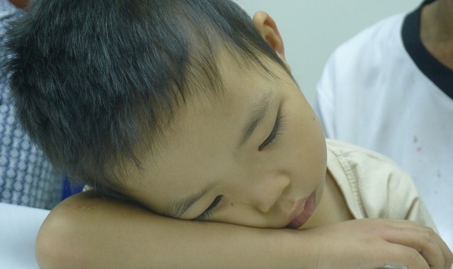 Bố ung thư phổi đi chăm con bệnh máu trong nghẹn ngào nỗi đau - 2 Con trai anh là bé Tùng lại bị tan máu bẩm sinh nên phải thường xuyên lên viện truyền máu và thải sắt mới duy trì được mạng sống.