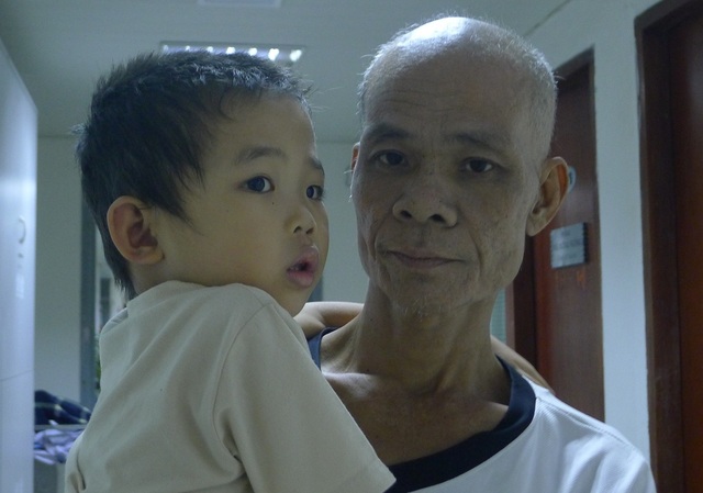 Bố ung thư phổi đi chăm con bệnh máu trong nghẹn ngào nỗi đau - 4 Anh mong sao khi mình không còn nữa, con trai vẫn đươc đi viện điều trị.