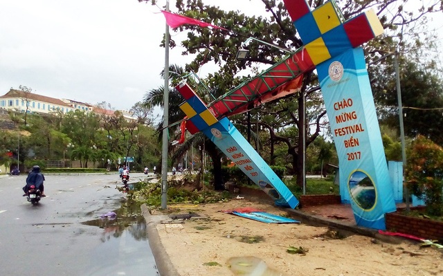 Dân vùng rốn bão không ngờ “Con Voi” quá khủng khiếp! - 10 Cổng chào mừng Lễ hội biển Nha Trang bị bão hất văng, biến dạng