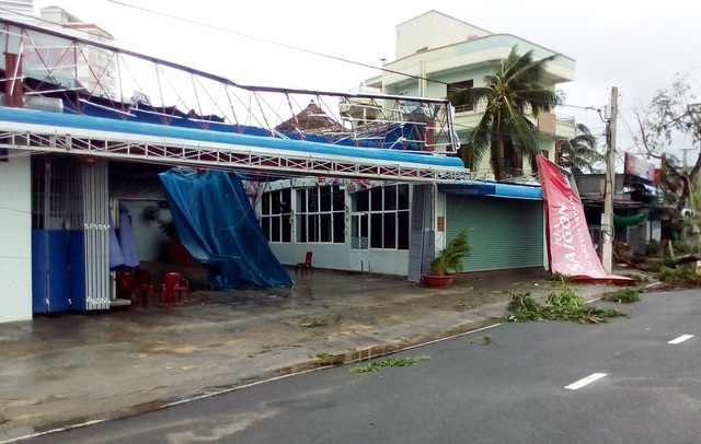 Dân vùng rốn bão không ngờ “Con Voi” quá khủng khiếp! - 15 Nhà hàng hải sản ven trường Đại học Nha Trang mất biển hiệu, tốc mái