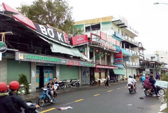 Dân vùng rốn bão không ngờ “Con Voi” quá khủng khiếp! - 16 Khu nhà hàng nổi tiếng bắc sông cái Nha Trang tơi tả sau bão số 12