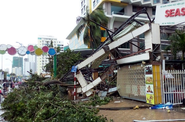 Hàng cây chống bão ven biển Nha Trang “đổ rạp” trước bão số 12 - 6 Biển hiệu cửa hàng ở đường Trần Phú vắt vẻo sau bão dữ
