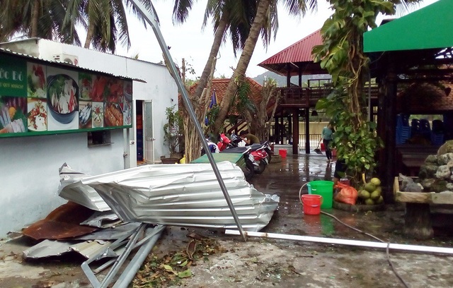 Khánh Hòa “oằn mình” sau bão, 23 người tử vong! - 6 Biển hiệu, mái tôn nhà hàng nam sông Cái Nha Trang văng tung tóe, cong vênh do bão
