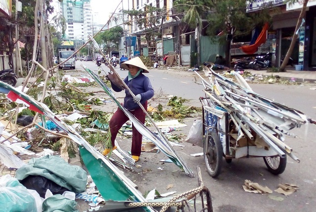Khánh Hòa “oằn mình” sau bão, 23 người tử vong! - 10 Bão số 12 đã làm tỉnh Khánh Hòa bị thiệt hại nặng nề nhất trong số các tỉnh Nam Trung Bộ - Tây Nguyên bị bão tàn phá