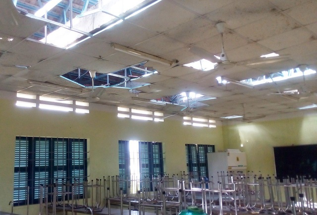 Hàng loạt trường học bị tốc mái, hư hỏng nặng do bão Damrey - 2 Hàng loạt trường học bị tốc mái, hư hỏng nặng do bão Damrey - 2