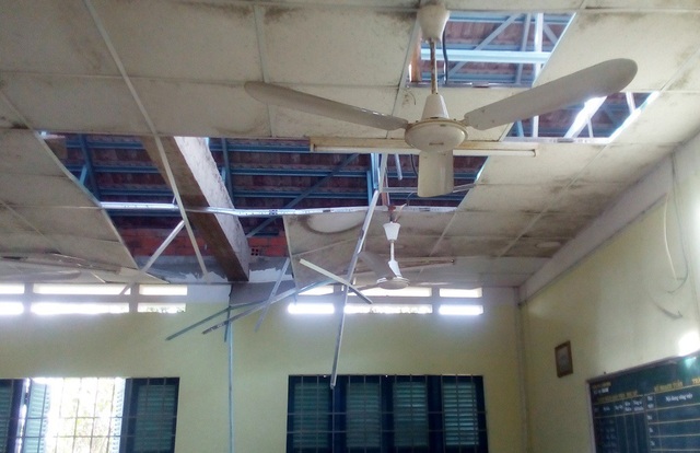 Hàng loạt trường học bị tốc mái, hư hỏng nặng do bão Damrey - 3 La-phong trường THPT Lê Hồng Phong (xã Vạn Hưng, huyện Vạn Ninh) bị hư hỏng nặng