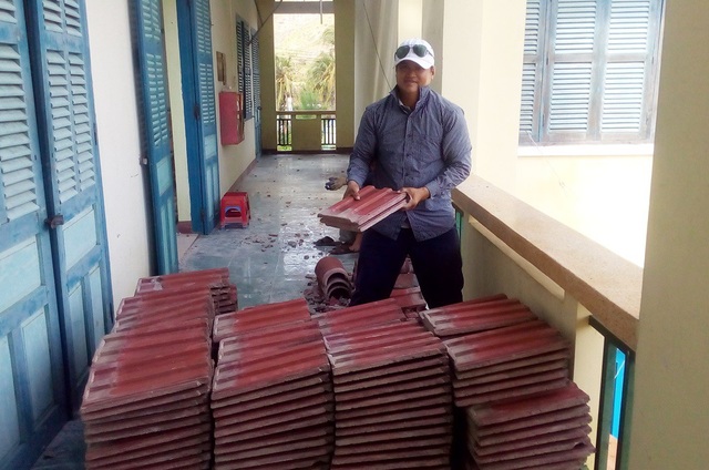 Hàng loạt trường học bị tốc mái, hư hỏng nặng do bão Damrey - 5 Nhà trường khẩn trương khắc phục sau bão để không ảnh hưởng đến việc dạy học