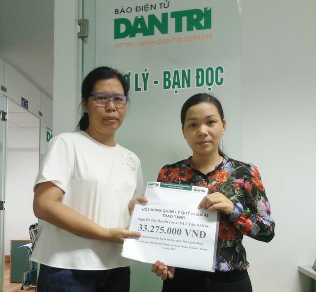 Hơn 33 triệu đồng đến với cô giáo trẻ dạy Văn nuôi chồng liệt giường - 1 Nhà báo Lý Thị Toàn Thắng trao quà nhân ái cho gia đình chị Huyền