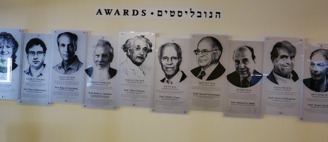 Ngôi trường đại học danh tiếng của 8 chủ nhân giải Nobel - 2
Chân dung của các chủ nhân giải thưởng danh giá được treo tại sảnh chính của Đại học Hebrew ở Jerusalem