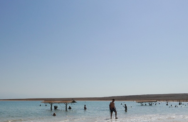 Vẻ đẹp quyến rũ "khó cưỡng" của Biển Chết - 6
Sông Jordan là nguồn cung cấp nước chính cho Biển Chết. Nước đưa các khoáng chất có trong sông Jordan đổ vào Biển Chết và đọng lại đó mà không có lối ra. Do Biển Chết nằm giữa sa mạc và quanh năm rất ít mưa, khí hậu khô nóng, tốc độ bốc hơi nhanh của nước khiến nước ngày càng cạn dần và độ mặn gia tăng.