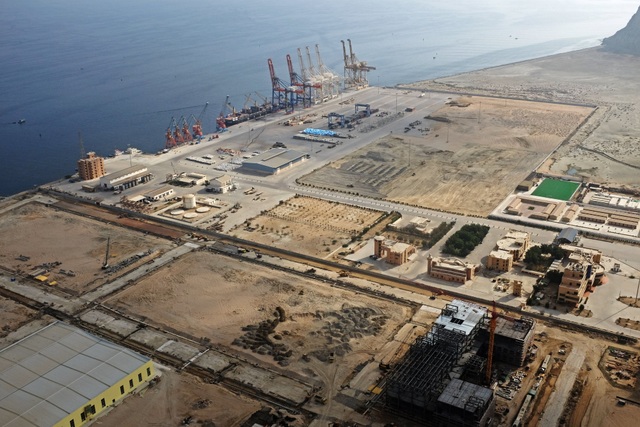 Phía sau khoản chi hào phóng của Trung Quốc vào thị trấn ven biển Pakistan - 1 Cảng Gwadar, Pakistan nhìn từ trên cao (Ảnh: Reuters)