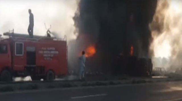 Xe cứu hỏa được huy động tới hiện trường để dập lửa (Ảnh: BBC)