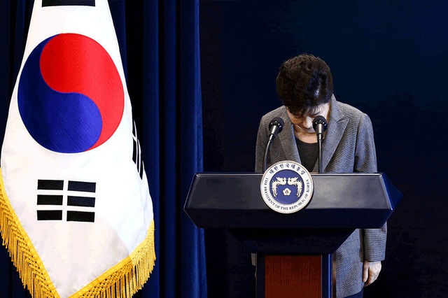 Cuộc đời bi kịch của bà Park Geun-hye từ Nhà Xanh tới song sắt nhà lao - 13
Bà Park cúi đầu nhận lỗi với toàn dân trong bài phát biểu tại Nhà Xanh hôm 29/11/2016 sau khi các vụ bê bối bị khui ra. (Ảnh: EPA)