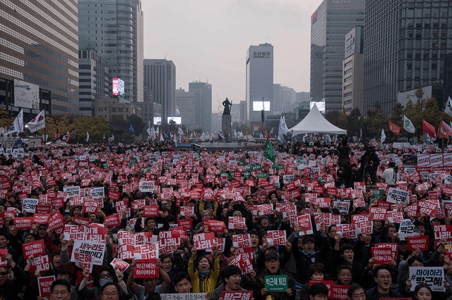Cuộc đời bi kịch của bà Park Geun-hye từ Nhà Xanh tới song sắt nhà lao - 14
Hàng loạt cuộc biểu tình quy mô lớn đã nổ ra yêu cầu bà Park từ chức. (Ảnh: AFP)