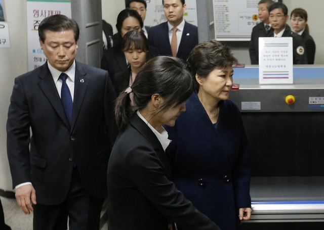 Cuộc đời bi kịch của bà Park Geun-hye từ Nhà Xanh tới song sắt nhà lao - 17
Tòa án Quận Trung tâm Seoul ngày 30/3 đã ra trát bắt giữ đối với bà Park với các cáo buộc lạm quyền, tham nhũng, làm lộ bí mật quốc gia. (Ảnh: Reuters)