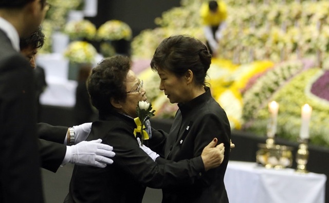 Cuộc đời bi kịch của bà Park Geun-hye từ Nhà Xanh tới song sắt nhà lao - 11
Đến nay dư luận Hàn Quốc vẫn đặt ra câu hỏi liệu bà Park đã ở đâu thời điểm xảy ra thảm họa chìm phà Sewol. (Ảnh: Reuters)
