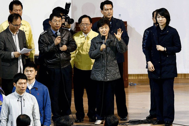 Cuộc đời bi kịch của bà Park Geun-hye từ Nhà Xanh tới song sắt nhà lao - 10
Bà Park bị chỉ trích gay gắt vì sự thiếu trách nhiệm trong vụ chìm phà Sewol năm 2014 khiến hơn 300 người thiệt mạng. Trong ảnh: Bà Park nói chuyện với thân nhân các nạn nhân vụ chìm phà. (Ảnh: EPA)