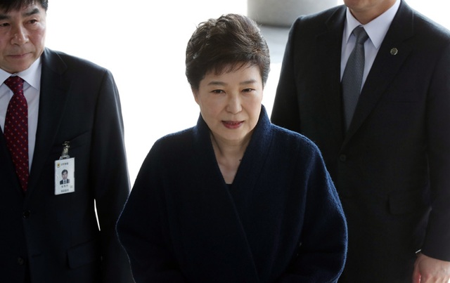 Cuộc đời bi kịch của bà Park Geun-hye từ Nhà Xanh tới song sắt nhà lao - 16
Bà Park tới Văn phòng công tố viên ở Seoul hôm 21/3 và bị thẩm vấn trong 14 giờ liền. (Ảnh: Reuters)