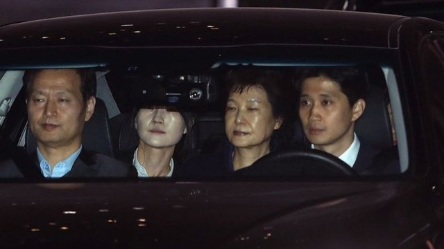 
Cựu tổng thống Park Geun-hye được áp giải tới trung tâm giam giữ ngày 31/3 (Ảnh: EPA)
