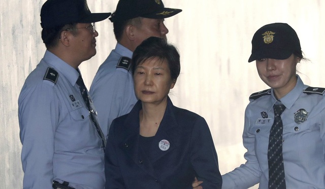 1.000 người Hàn Quốc biểu tình đòi thả cựu Tổng thống Park Geun-hye - 1 Cựu Tổng thống Hàn Quốc Park Geun-hye tại tòa (Ảnh: AP)