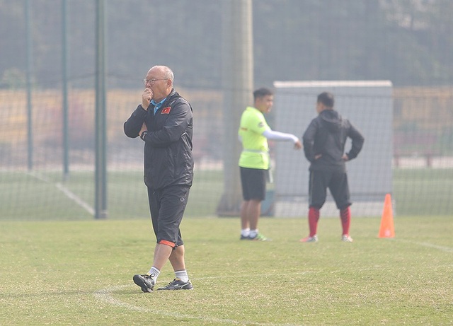 U23 Việt Nam và những lỗ hổng trước giải châu Á - 2
HLV Park Hang Seo trên sân tập của U23 Việt Nam