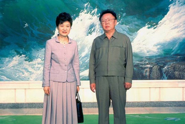 Cuộc đời bi kịch của bà Park Geun-hye từ Nhà Xanh tới song sắt nhà lao - 8
Năm 2007, bà Park tranh cử chức tổng thống nhưng thất bại. Năm 2012, bà tái tranh cử với cam kết thúc đẩy nền kinh tế, gia tăng phúc lợi và cải thiện quan hệ với Triều Tiên. Trong ảnh: Bà Park chụp cùng với cố lãnh đạo Triều Tiên Kim Jong-il hồi tháng 5/2002. (Ảnh: Reuters)