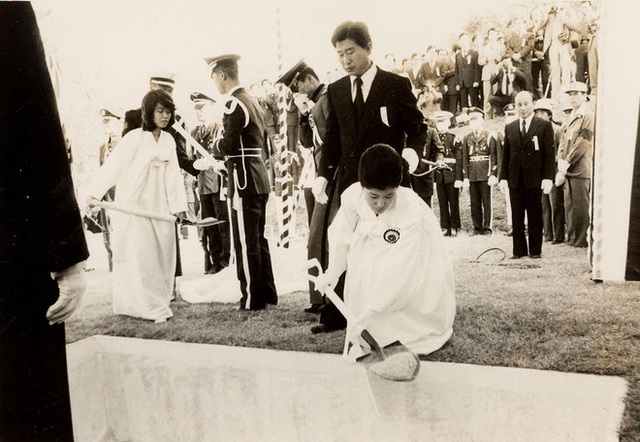 Cuộc đời bi kịch của bà Park Geun-hye từ Nhà Xanh tới song sắt nhà lao - 6
Bà Park trong lễ tang của cha sau khi ông bị ám sát vào năm 1979. Kể từ đây, bà lui về hậu trường suốt 18 năm và vấp phải sự phản bội của các trợ lý cũ của cha. Bà trở lại chính trường từ năm 1998. (Ảnh: Reuters)