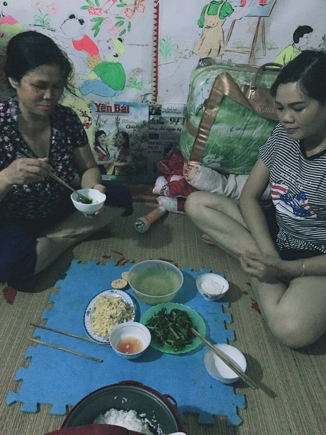 Sởn da gà với cung đường "cắm bản dạy học" của giáo viên vùng cao - 18
Cô Phạm Thị Viễn (trái) đã có 12 năm cắm bản dạy học, còn cô Trần Thị Thuận ít hơn với... 7 năm cắm bản dạy học. Bữa ăn đơn sơ của 2 cô giáo gồm một bát rau cải tự trồng được và một đĩa măng xào