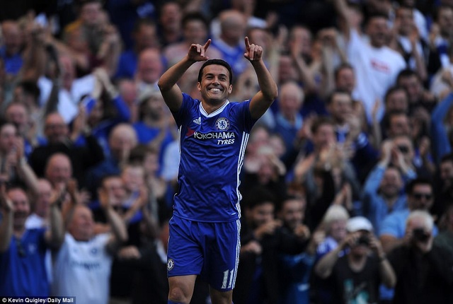 Chelsea 5-1 Sunderland: Quà đẹp cho ngày nhận cúp - 1
Pedro ăn mừng sau khi ghi bàn