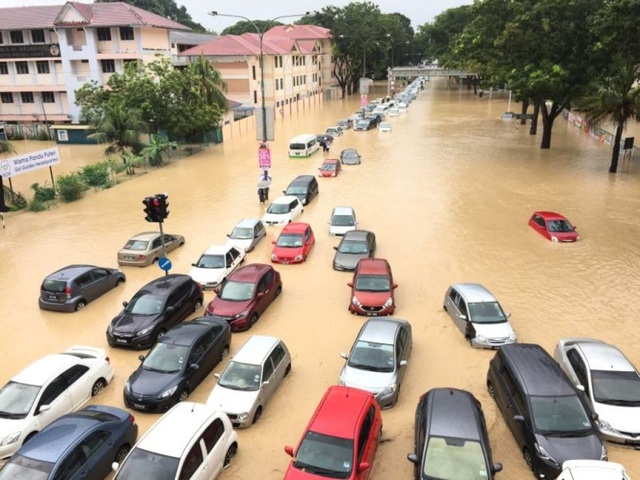 Malaysia: Xe bị ngập nước đổ về chật kín các gara ô tô - 5 Malaysia: Xe bị ngập nước đổ về chật kín các gara ô tô - 5