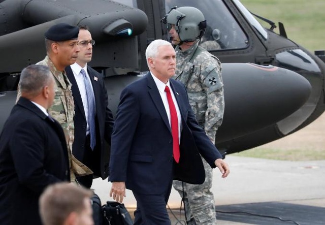 Phó Tổng thống Mỹ: "Thời kỳ kiên nhẫn với Triều Tiên đã hết" - 1 Phó Tổng thống Pence đáp trực thăng tới căn cứ Camp Bonifas sáng 17/4.