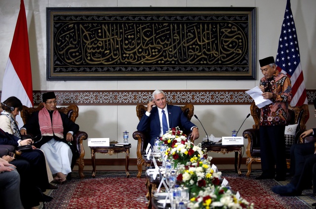 
Ông Pence tham gia cuộc họp với các lãnh đạo của cộng đồng Hồi giáo Indonesia ở nhà thờ Hồi giáo Istiqlal.
