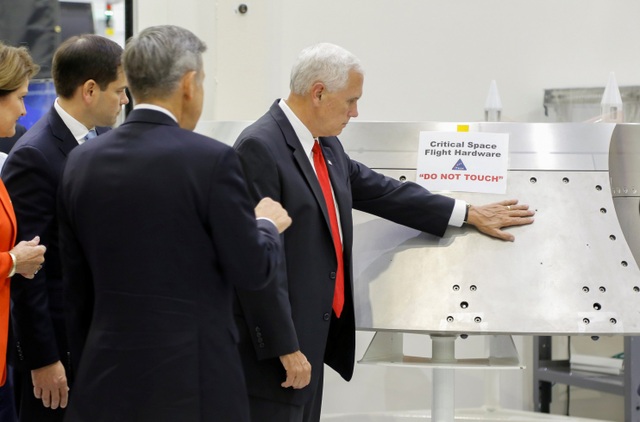 Phó Tổng thống Mỹ gây bão mạng vì chạm vào vật “cấm sờ” của NASA - 1
Phó Tổng thống Mỹ Mike Pence. (Ảnh: Reuters)