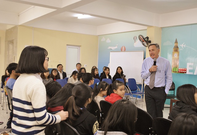 Cựu Thống đốc Mỹ Peter Shumlin: “Động lực của học sinh Việt là điều hiếm” - 2
Vị cựu Thống đốc bang Vermonts giải đáp thắc mắc cho các em học sinh muốn tham gia chương trình trao đổi học tập, trải nghiệm.