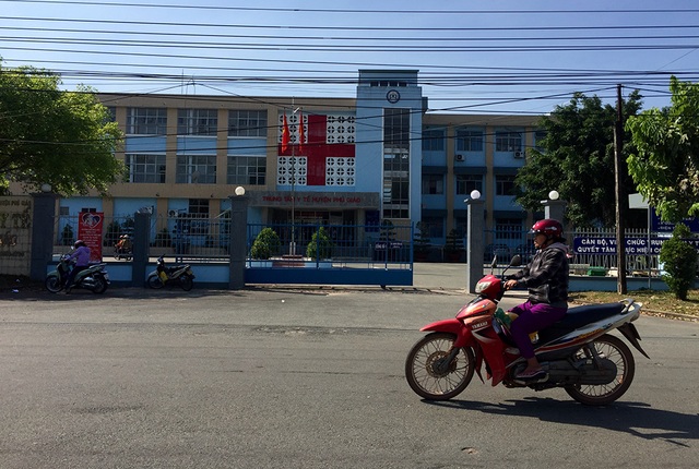 Vụ bác sĩ tắc trách, bé trai 13 tuổi tử vong: Chờ công lý trong nỗi đau tuyệt vọng! - 5 Trung tâm Y tế huyện Phú Giáo, tỉnh Bình Dương, nơi cháu Chinh bị chuyển viện trong lúc đang co giật.
