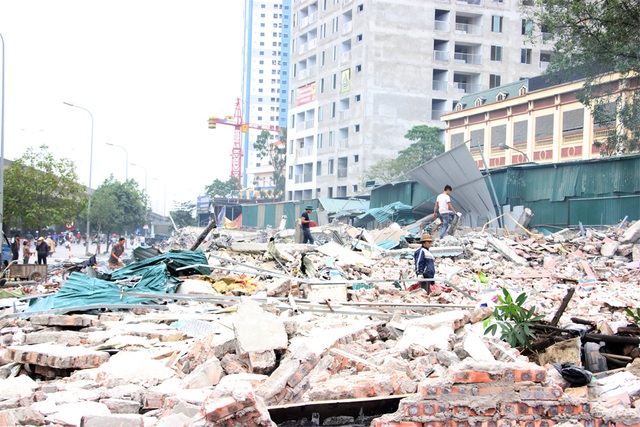 Đại công trường ngổn ngang trong chiến dịch giải phóng vỉa hè - 4
Ngổn ngang gạch, vữa.